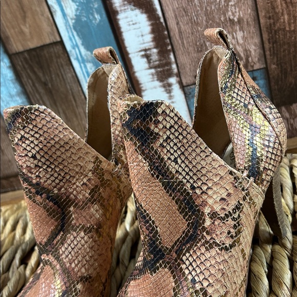 Vince Camuto Tan Snakeskin Heeled Booties 8 - Picture 4 of 15